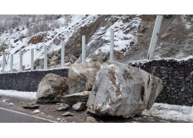По причине камнепада дорога Медеу - Шымбулак в Алматы была закрыта для движения